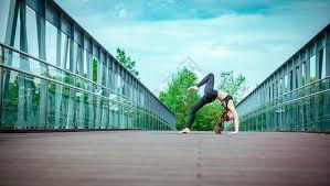 为什么棒球运动员在比赛中需要佩戴能感应脑震荡的防护头盔